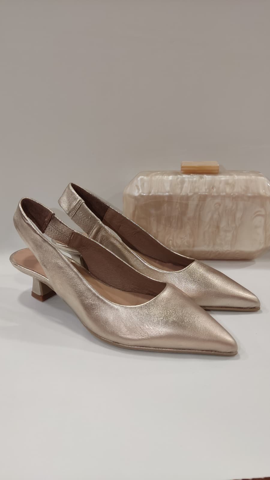 marlen-dibia-tacones-laura-piel-doradonegro-tacones-1