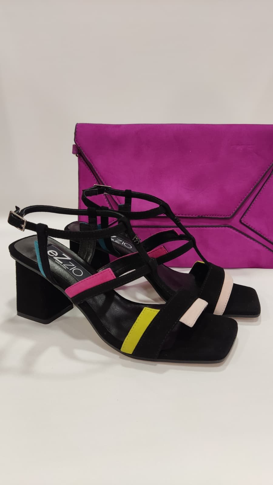 sandalia-zoe-ezzio-tacones-laura-negra-ante